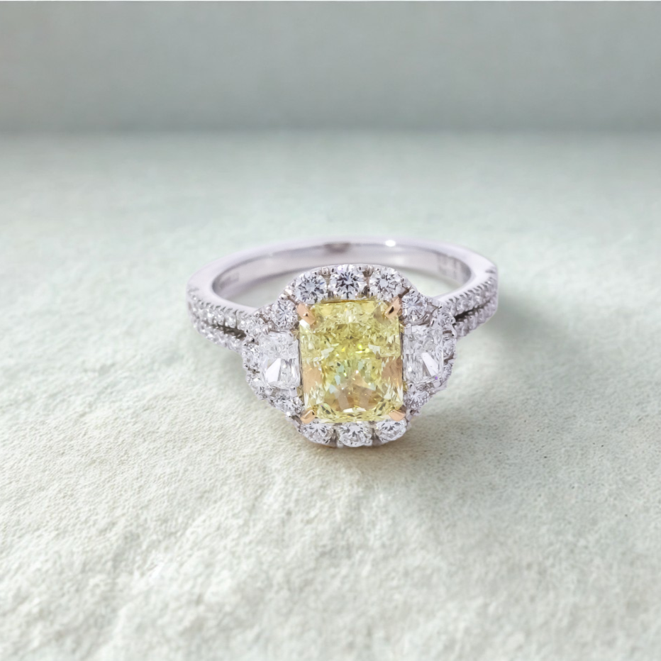 Anillo oro blanco 18kt diseño de dos líneas  y halo de diamante blanco con diamante central amarillo