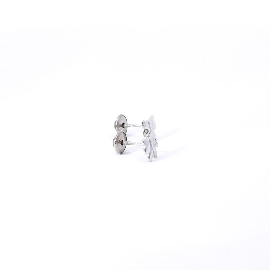 Aretes para bebe en oro blanco 18kt y  diamantes con diseño de lazos