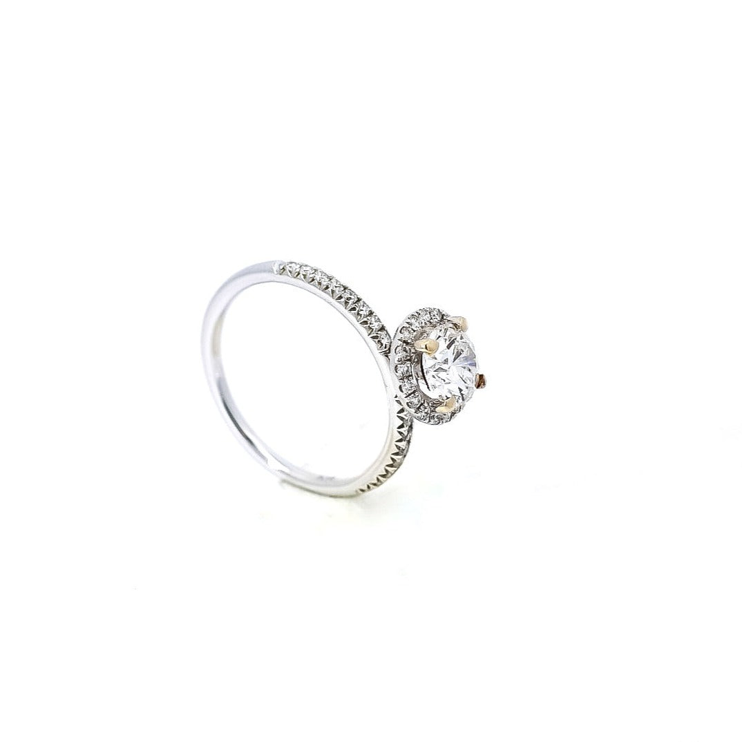 Anillo de compromiso en oro blanco 18k con diamantes