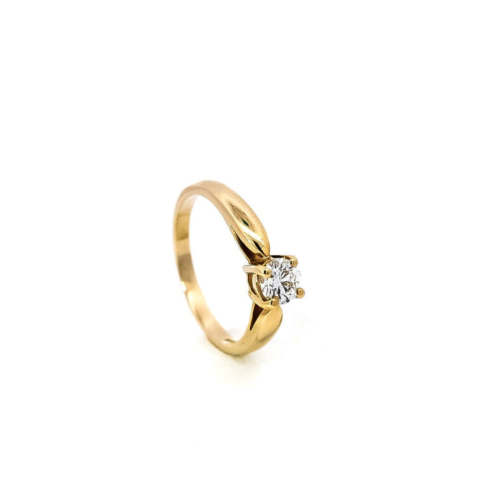 Anillo de compromiso tipo solitario en oro amarillo con diamante 0.52ct