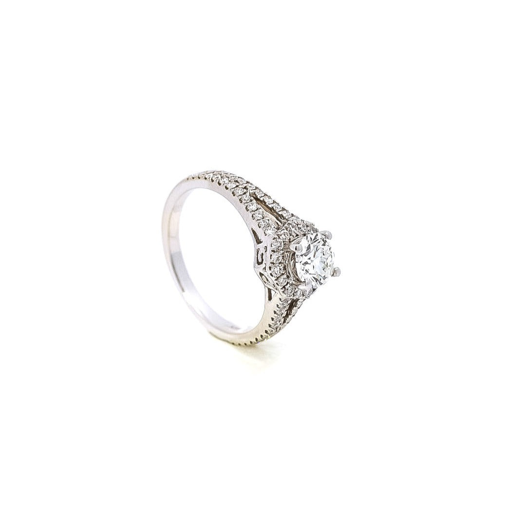 Anillo oro blanco doble línea y halo diamante  central 0.77ct