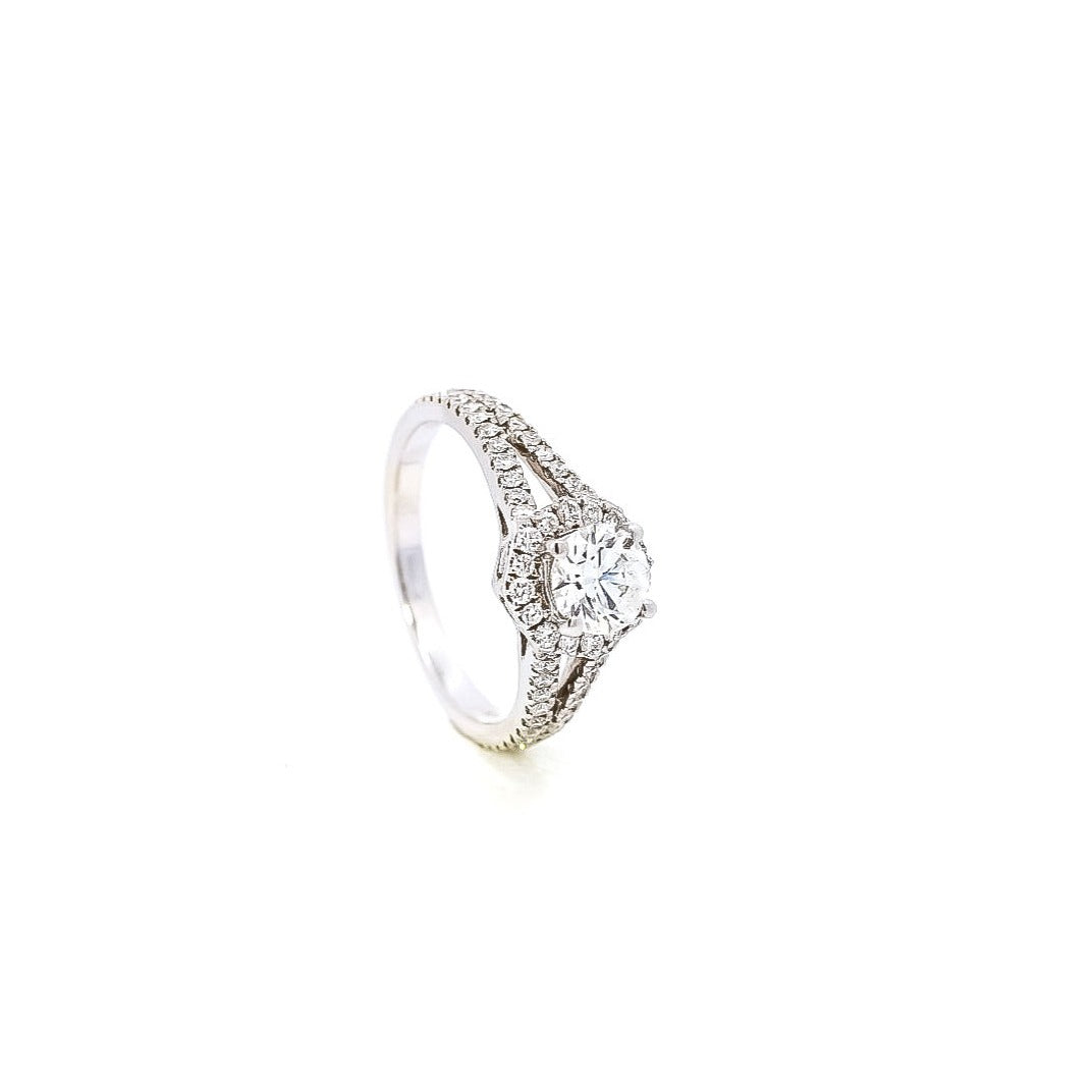 Anillo oro blanco doble línea y halo diamante  central 0.77ct