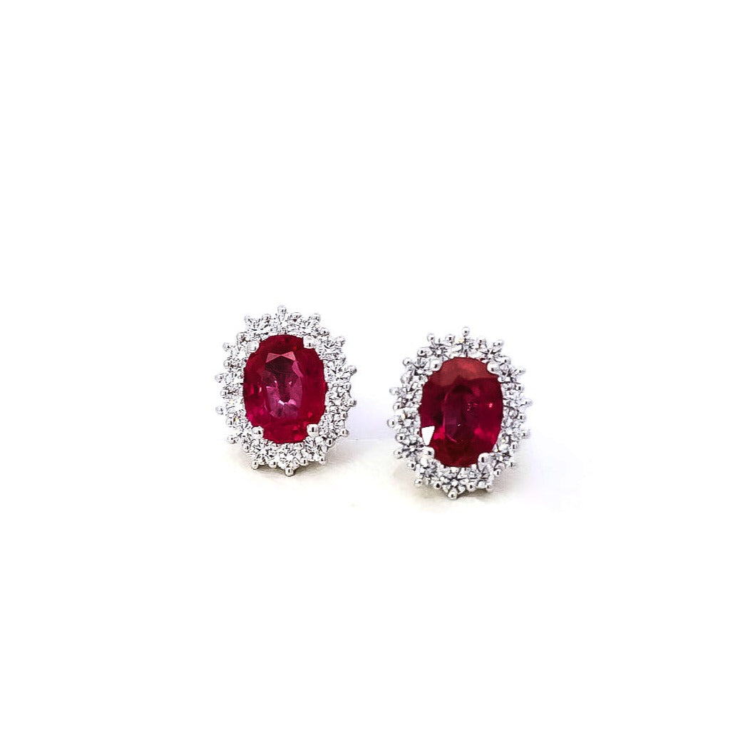 Aretes oro blanco tipo topo con halo en diamantes y rubís
