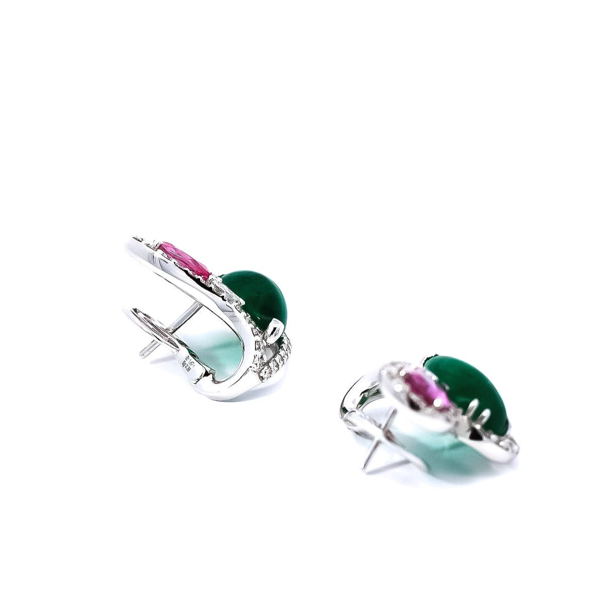 Aretes en oro blanco 18kt con cabujón de esmeralda en forma de pera y rubís corte pera diamantes