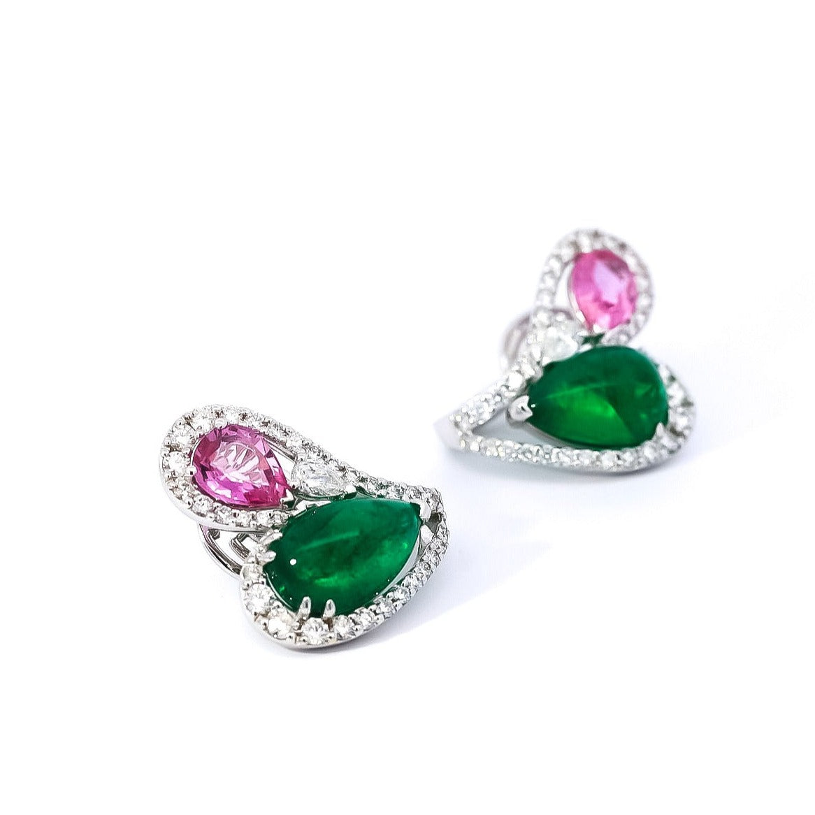 Aretes en oro blanco 18kt con cabujón de esmeralda en forma de pera y rubís corte pera diamantes