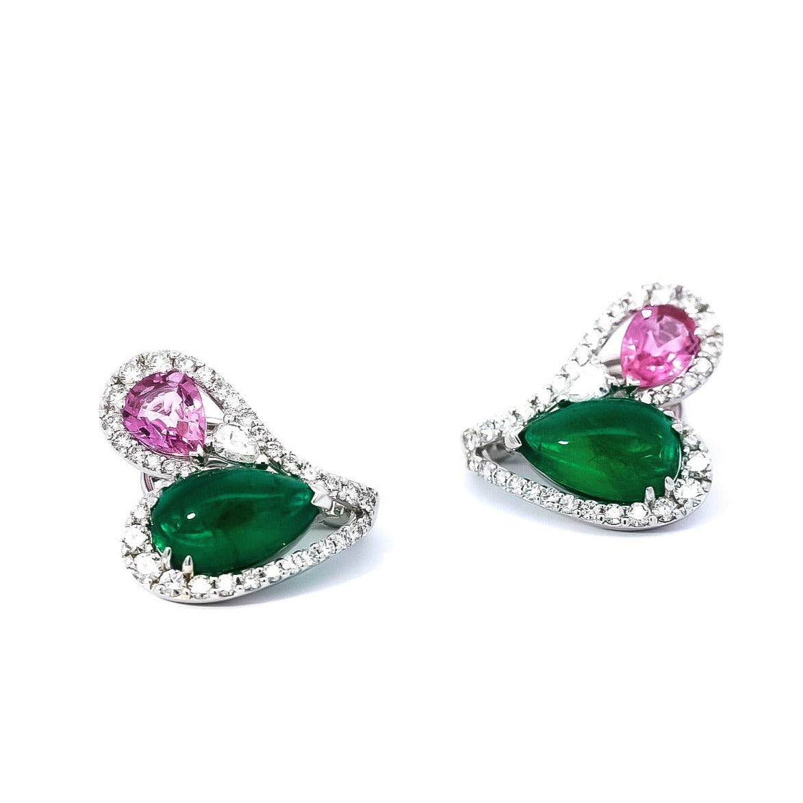 Aretes en oro blanco 18kt con cabujón de esmeralda en forma de pera y rubís corte pera diamantes