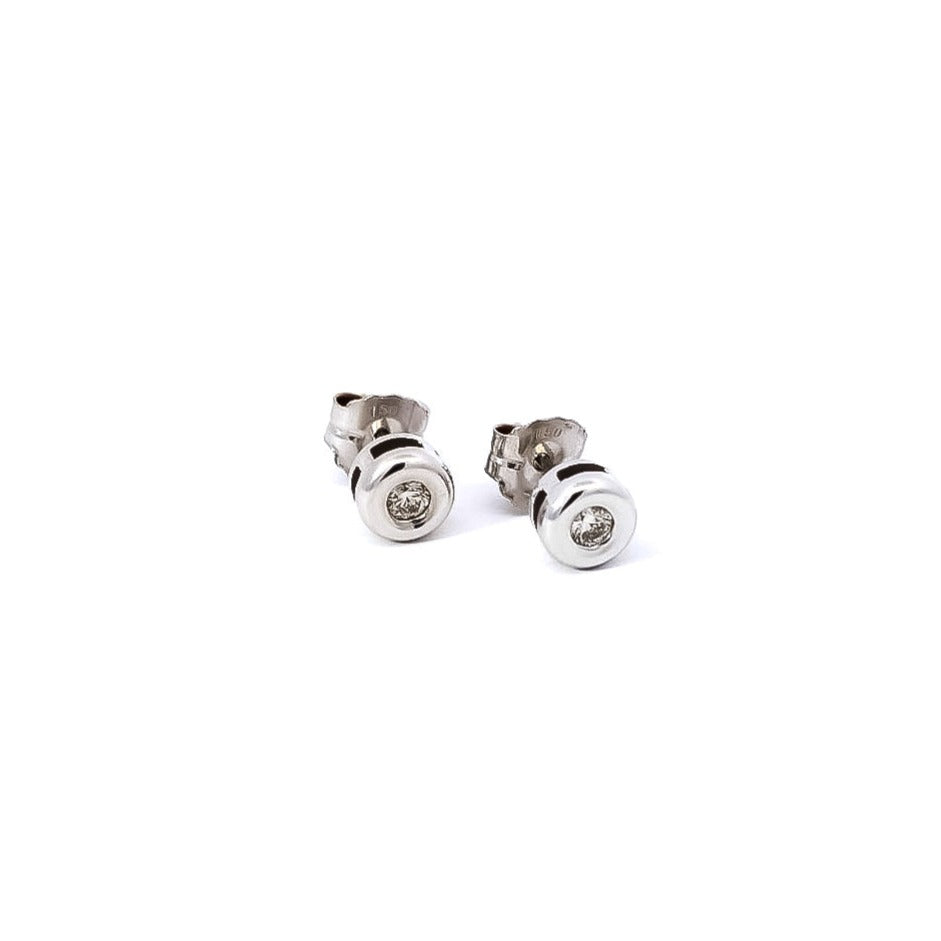 Aretes tipo topo oro blanco con bisel con diamantes 0.14ct