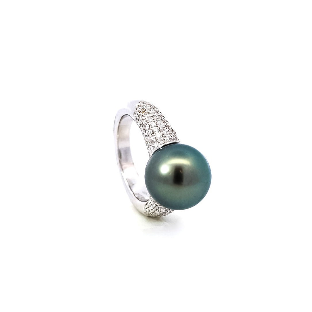 Anillo en oro blanco  con diamantes y perla gris