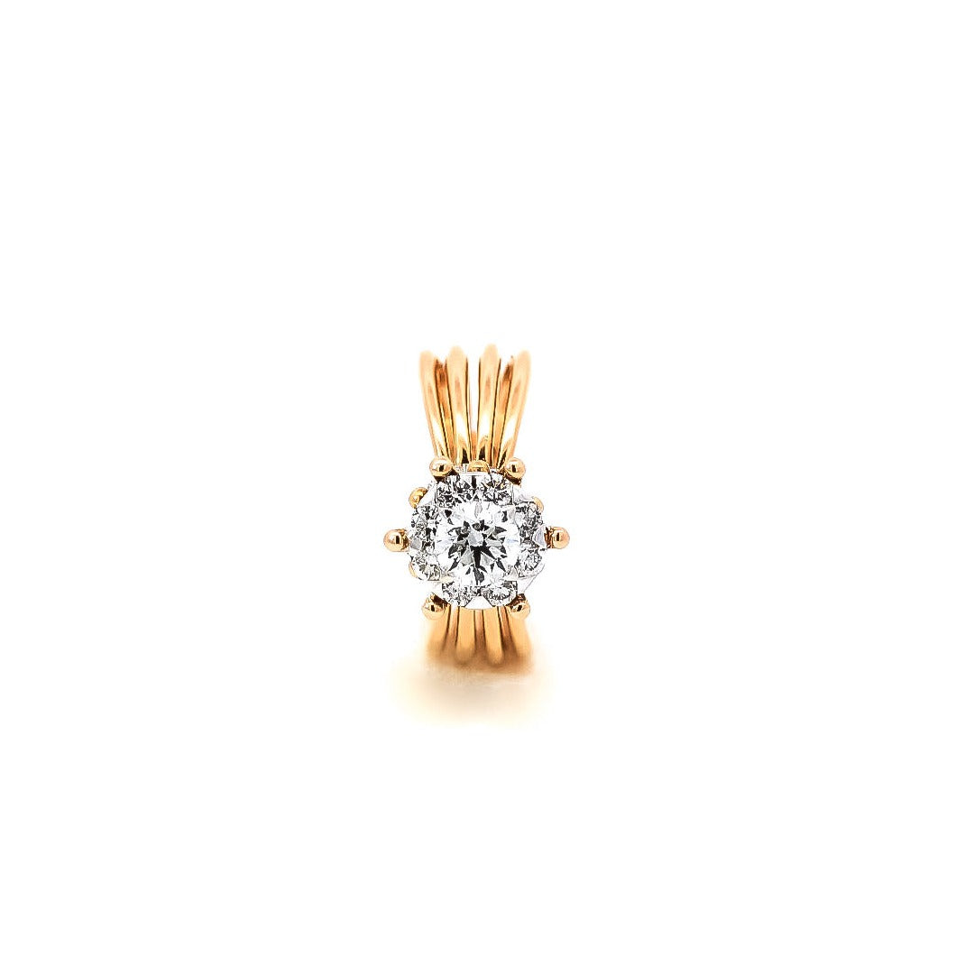 Anillo oro rosa 18kt con diseño de líneas con diamantes centrales