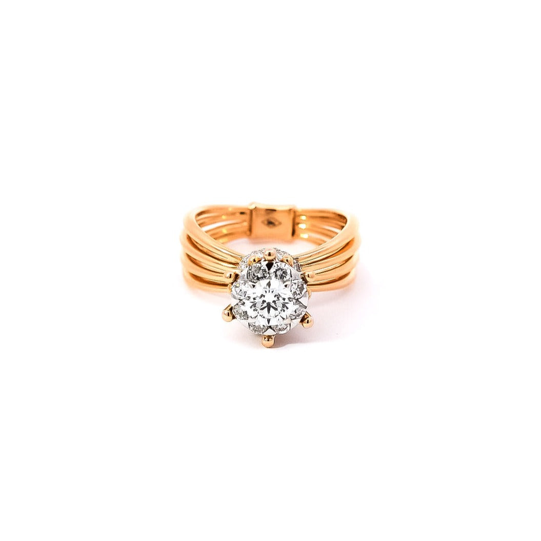 Anillo oro rosa 18kt con diseño de líneas con diamantes centrales