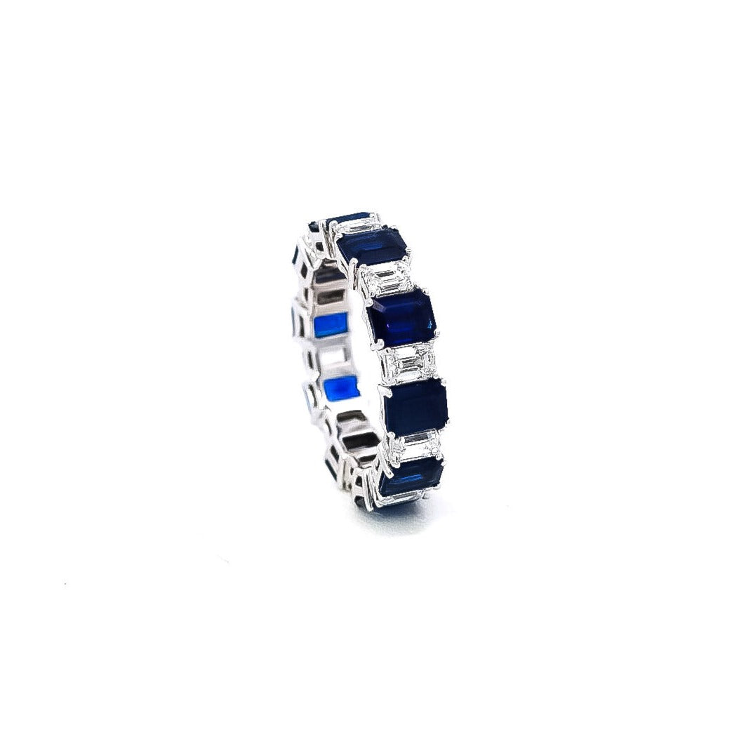 Anillo oro blanco tipo banda con diamantes y zafiros cortes radiante