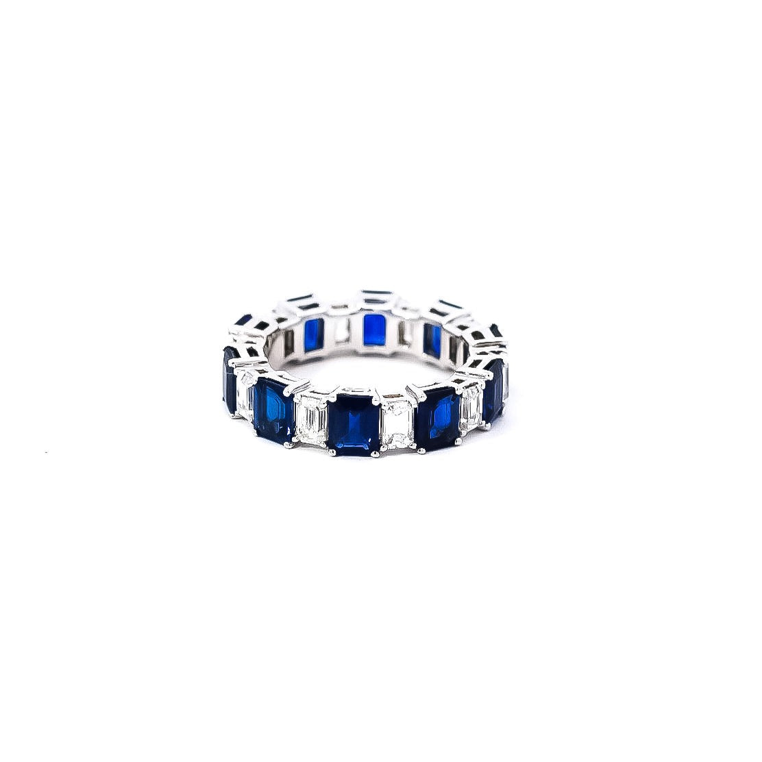 Anillo oro blanco tipo banda con diamantes y zafiros cortes radiante