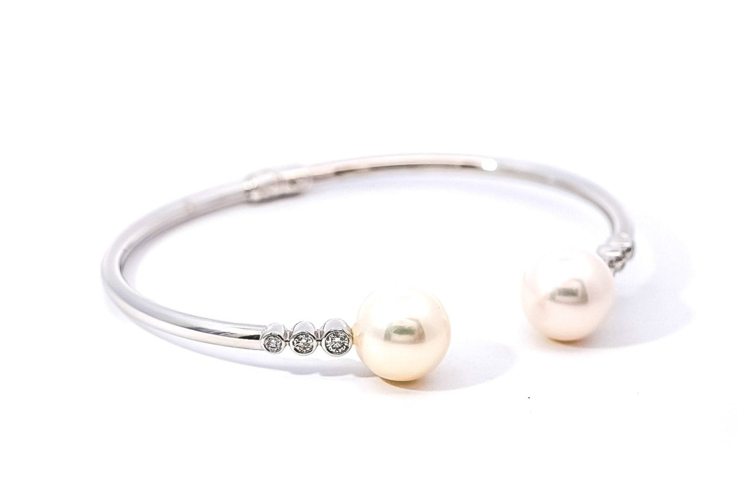 Pulsera tipo caña en oro blanco  con perlas blancas y diamantes