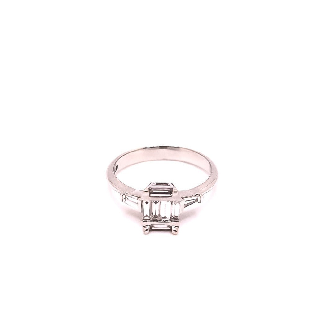 Anillo de compromiso oro blanco con diamantes cortes baguette