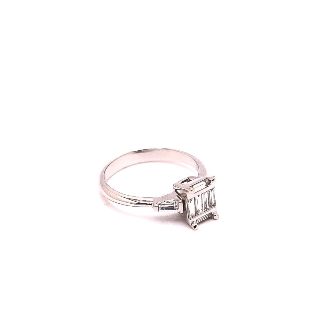 Anillo de compromiso oro blanco con diamantes cortes baguette