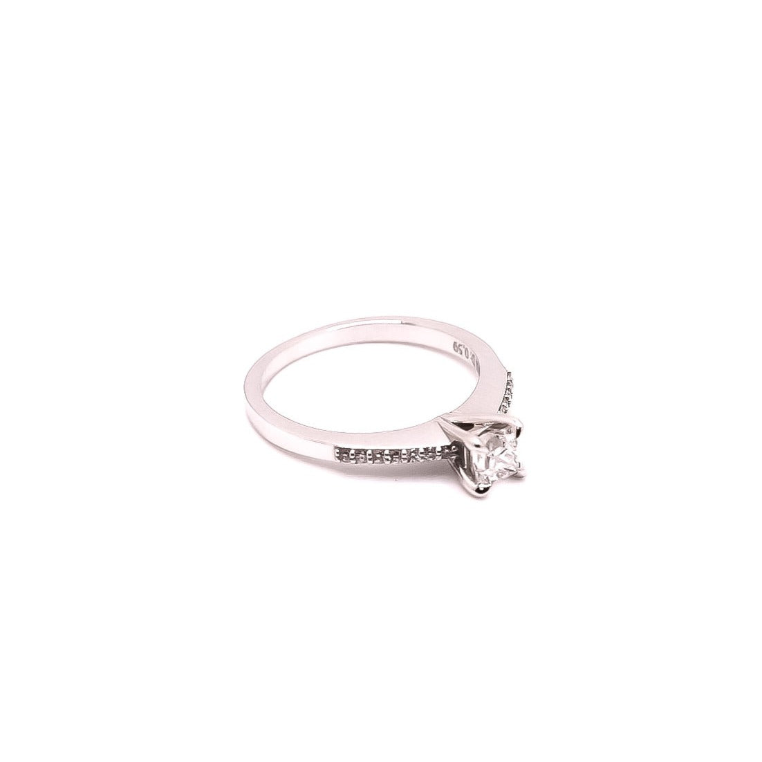 Anillo de compromiso en oro blanco  con diamantes corte princesa 0.40ct