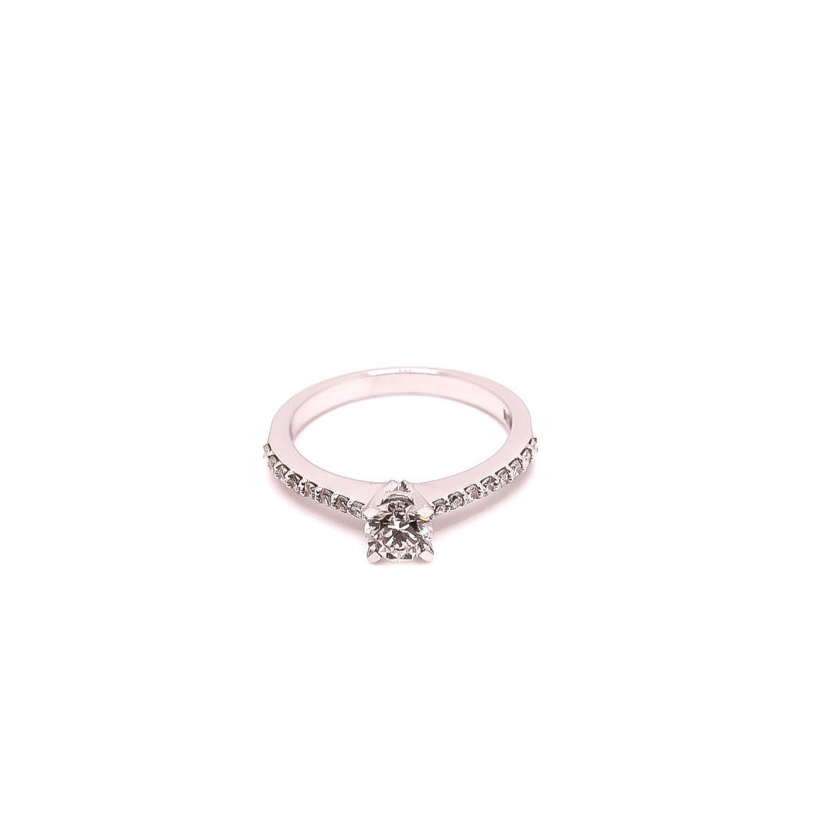 Anillo de compromiso en oro blanco con diamantes