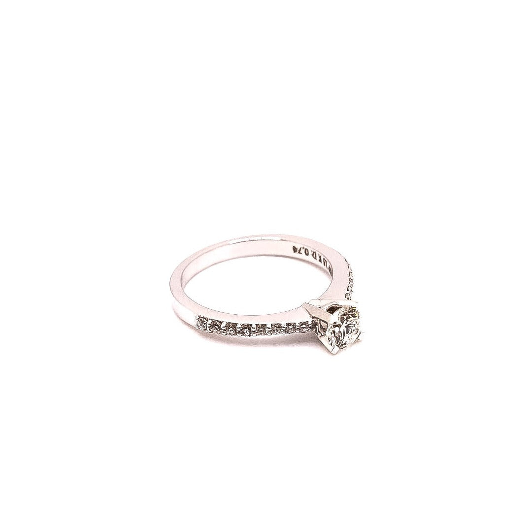 Anillo de compromiso en oro blanco con diamantes