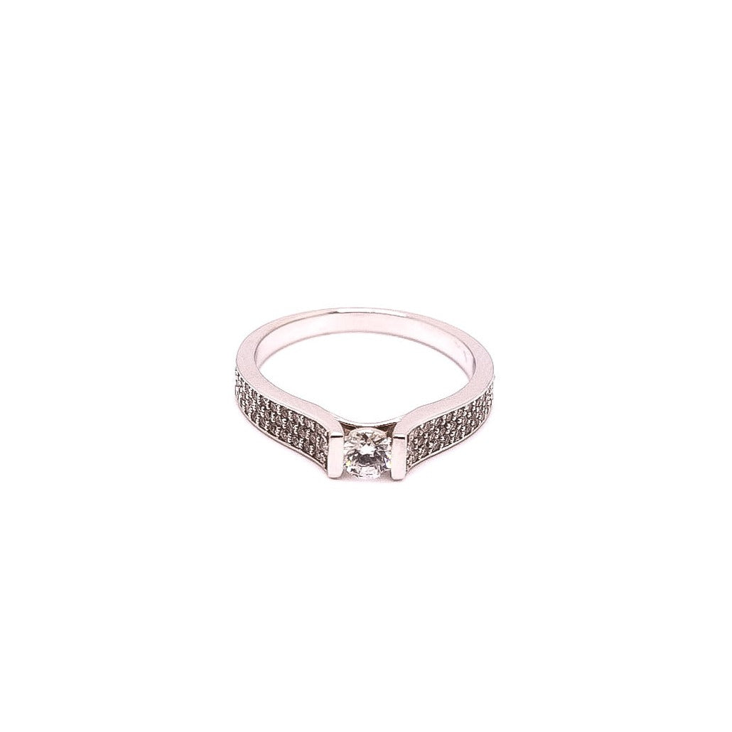 Anillo ancho de compromiso en oro blanco con diamantes