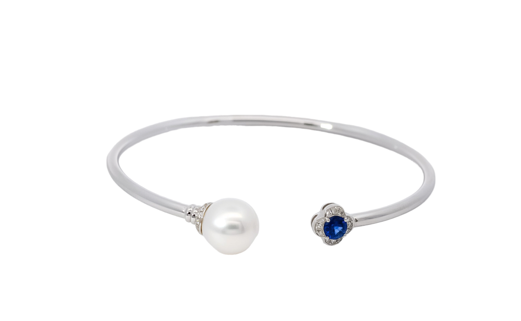 Pulsera tipo caña en oro blanco  con diamantes y zafiro