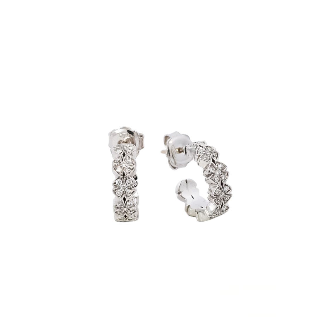 Arete semi argollas oro blanco diseño de flores con diamantes