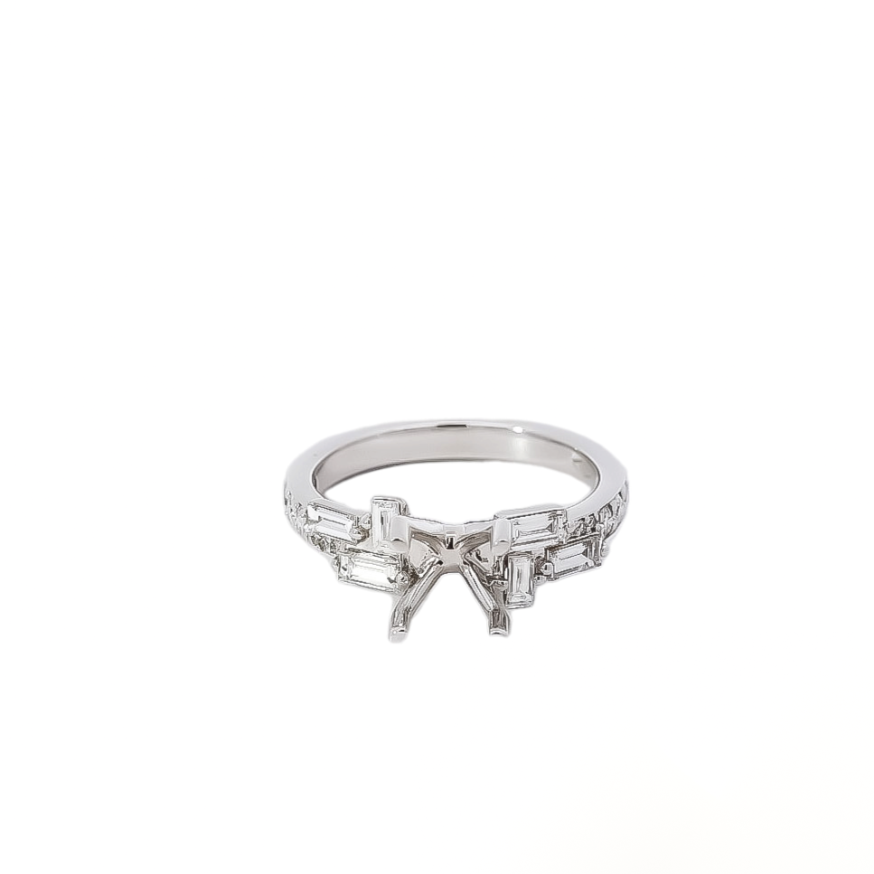 Montura con diamantes laterales montados a canal y diamantes en corte baguette en oro blanco 18kt