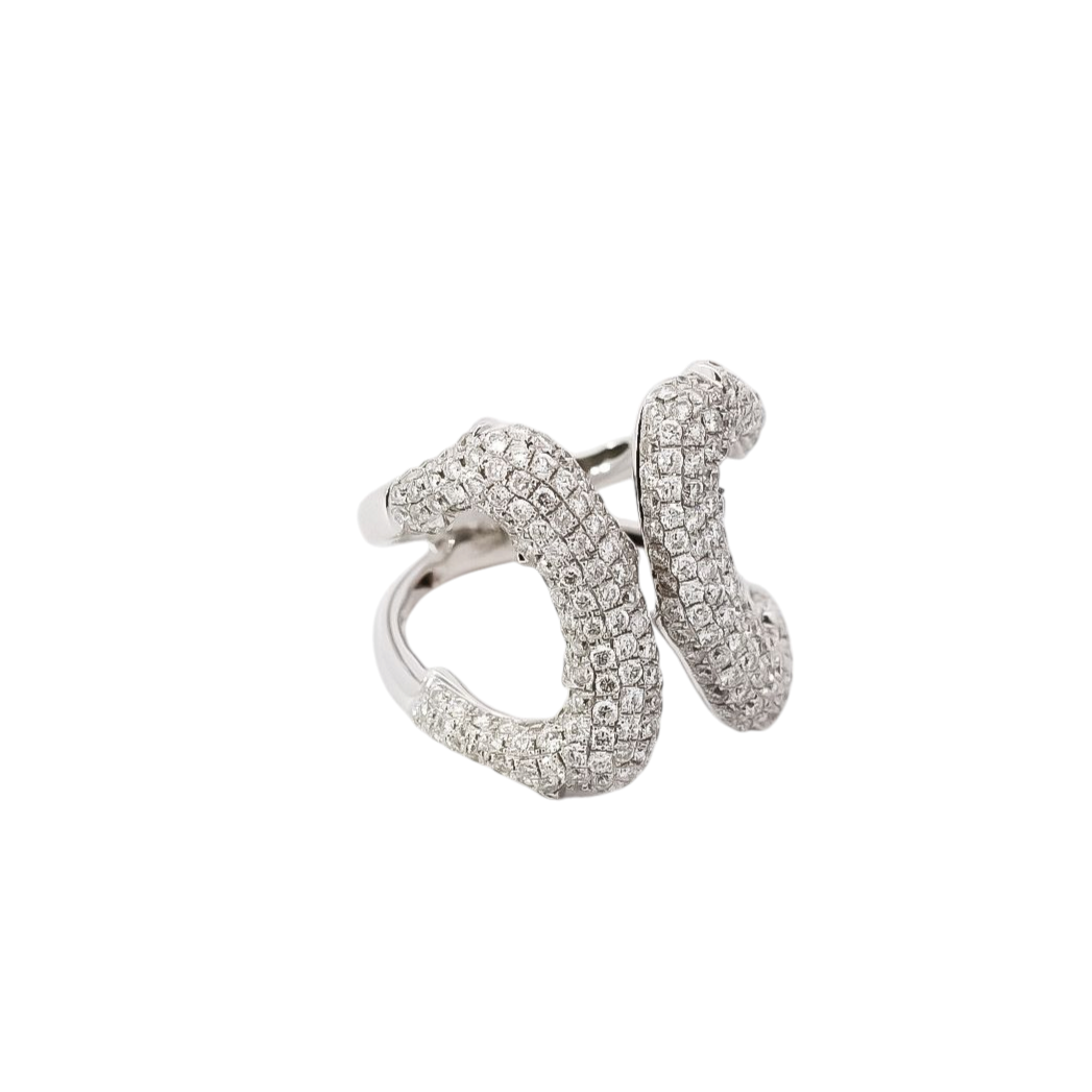 Anillo ancho oro blanco diseño con lineas de  diamantes