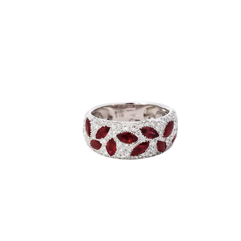 Anillo ancho oro blanco  con diamantes y rubís corte marquesa
