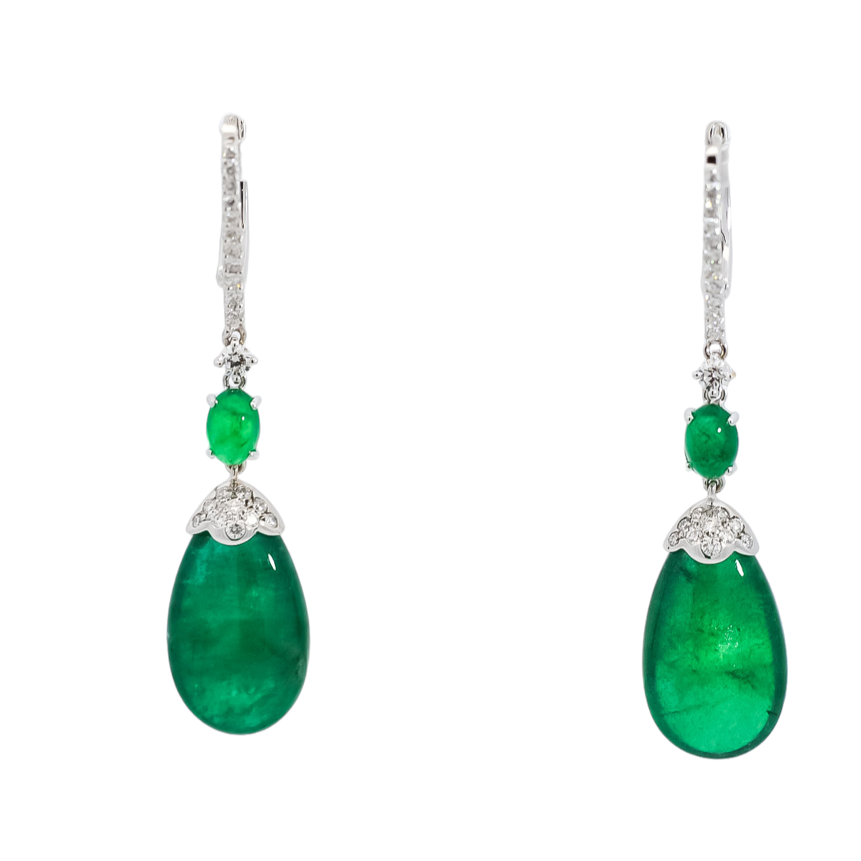 Aretes semi largos en oro blanco con cabujón de esmeralda en forma de pera y diamantes