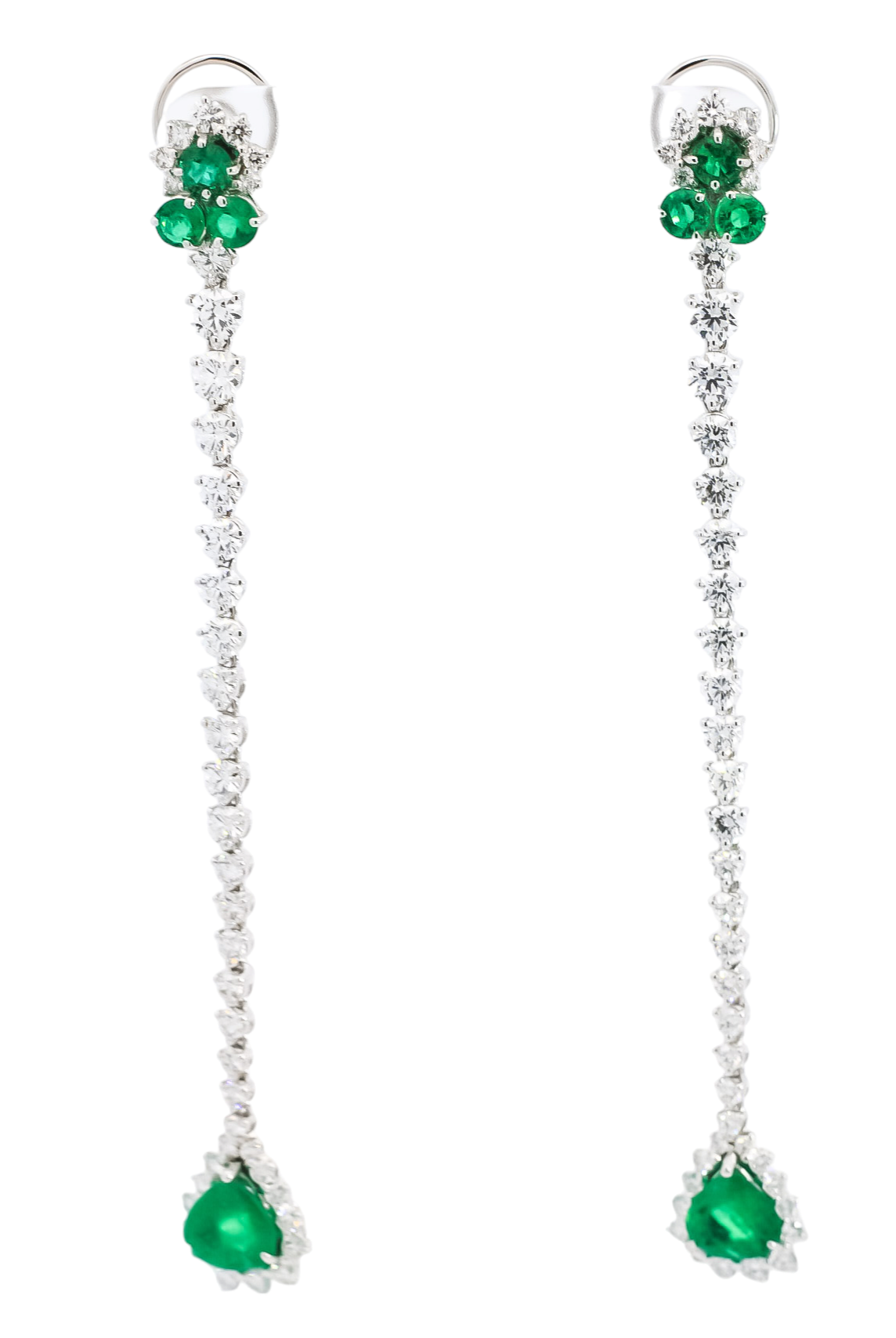 Aretes largos en oro blanco 18kt con diamantes redondos y esmeraldas redondas, corte pera