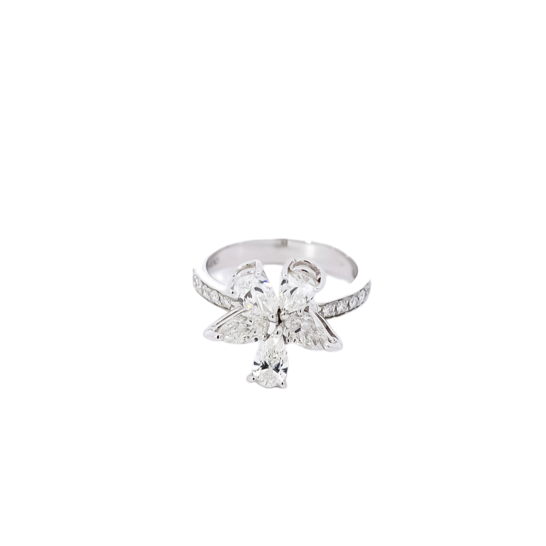 Anillo oro blanco diseño de flor con pétalos en diamantes corte pera