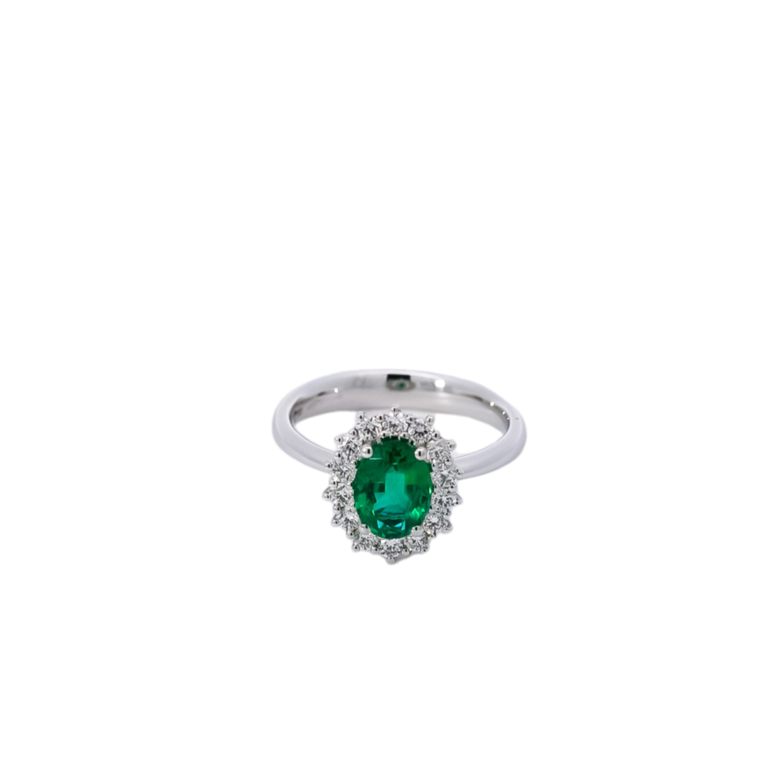 Anillo en oro blanco con halo de diamantes y esmeralda corte ovalada