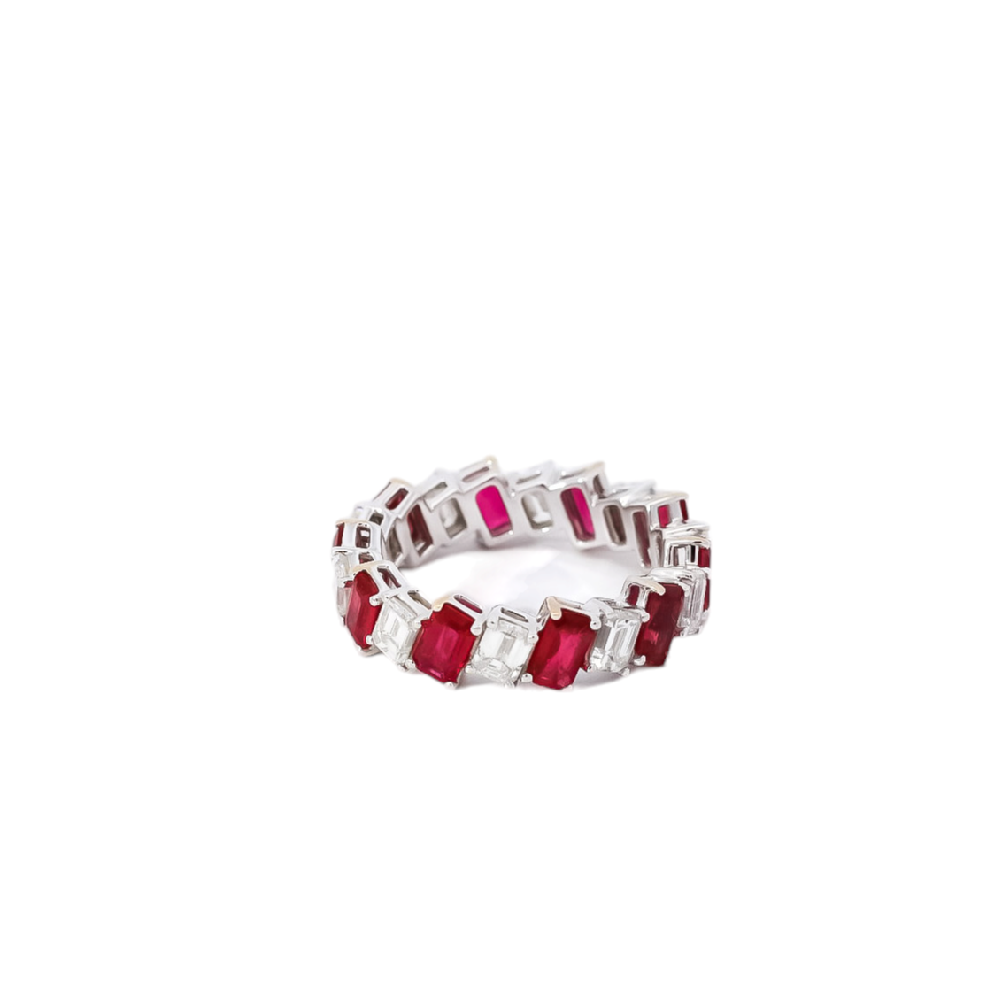 Anillo oro blanco tipo eternity con diamantes y rubís corte radiante