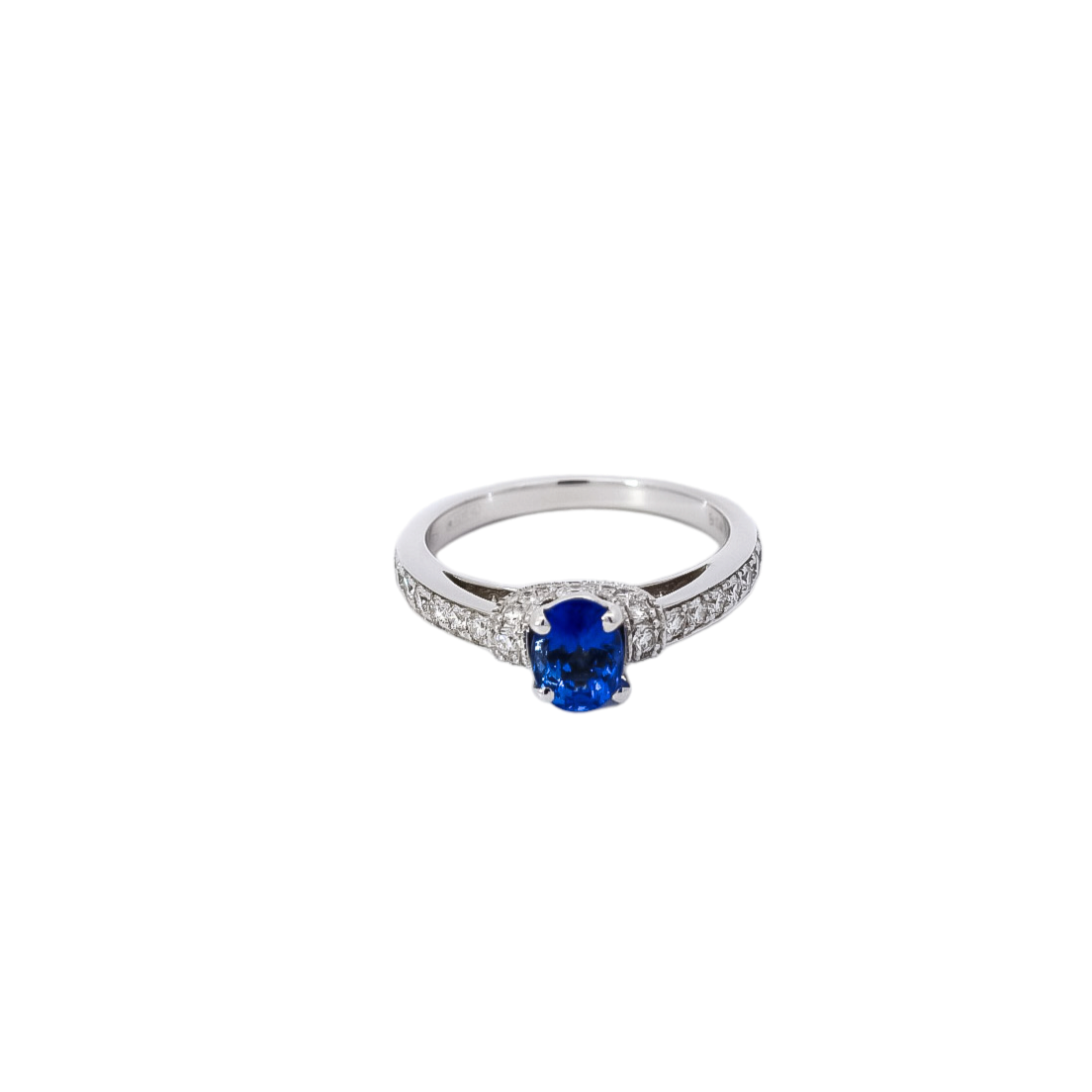 Anillo en oro blanco  con diamantes y Zafiro corte ovalado