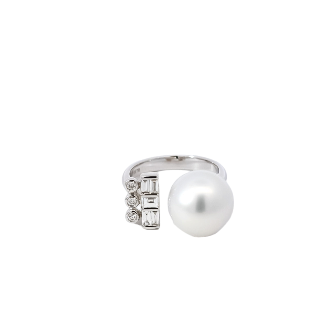 Anillo en oro blanco  con perla blanca y diamantes