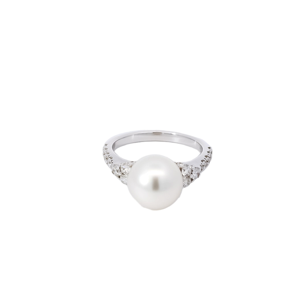 Anillo en oro blanco  con diamantes y perla blanca