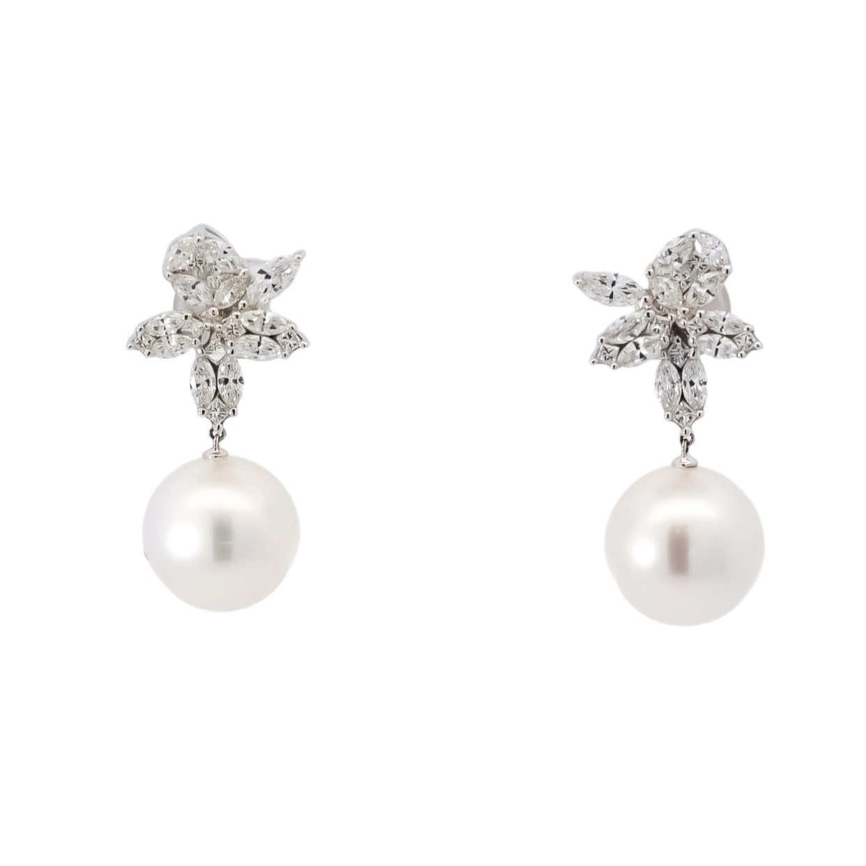 Aretes largos de oro blanco 18kt con diseño de flor en diamantes y perlas blancas