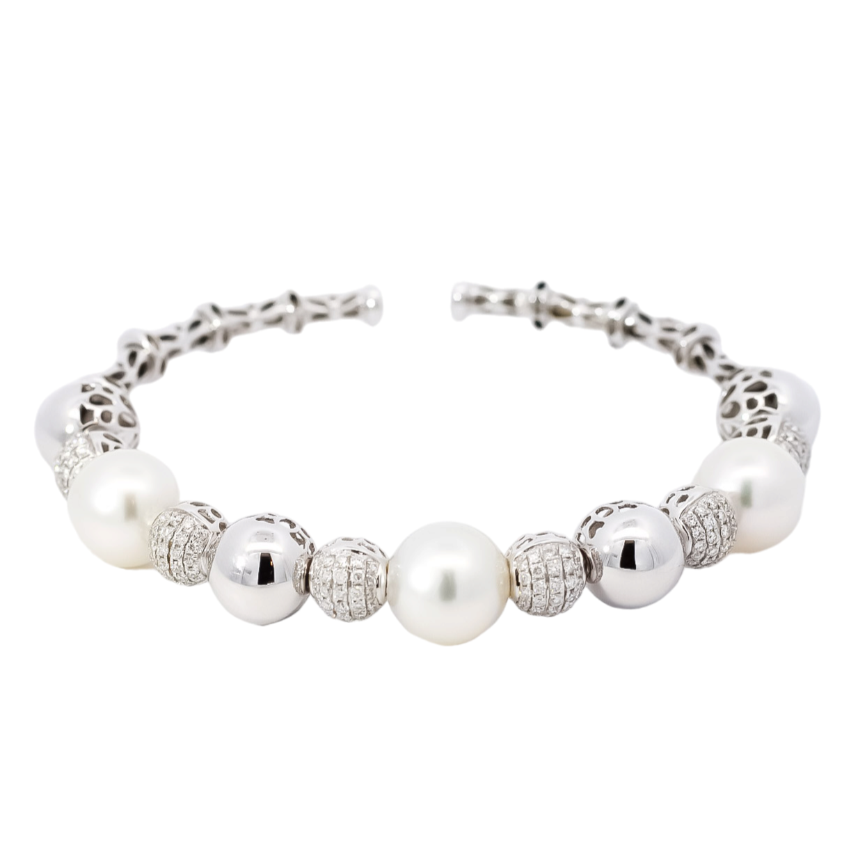 Pulsera tipo caña en oro blanco con perlas y diamantes