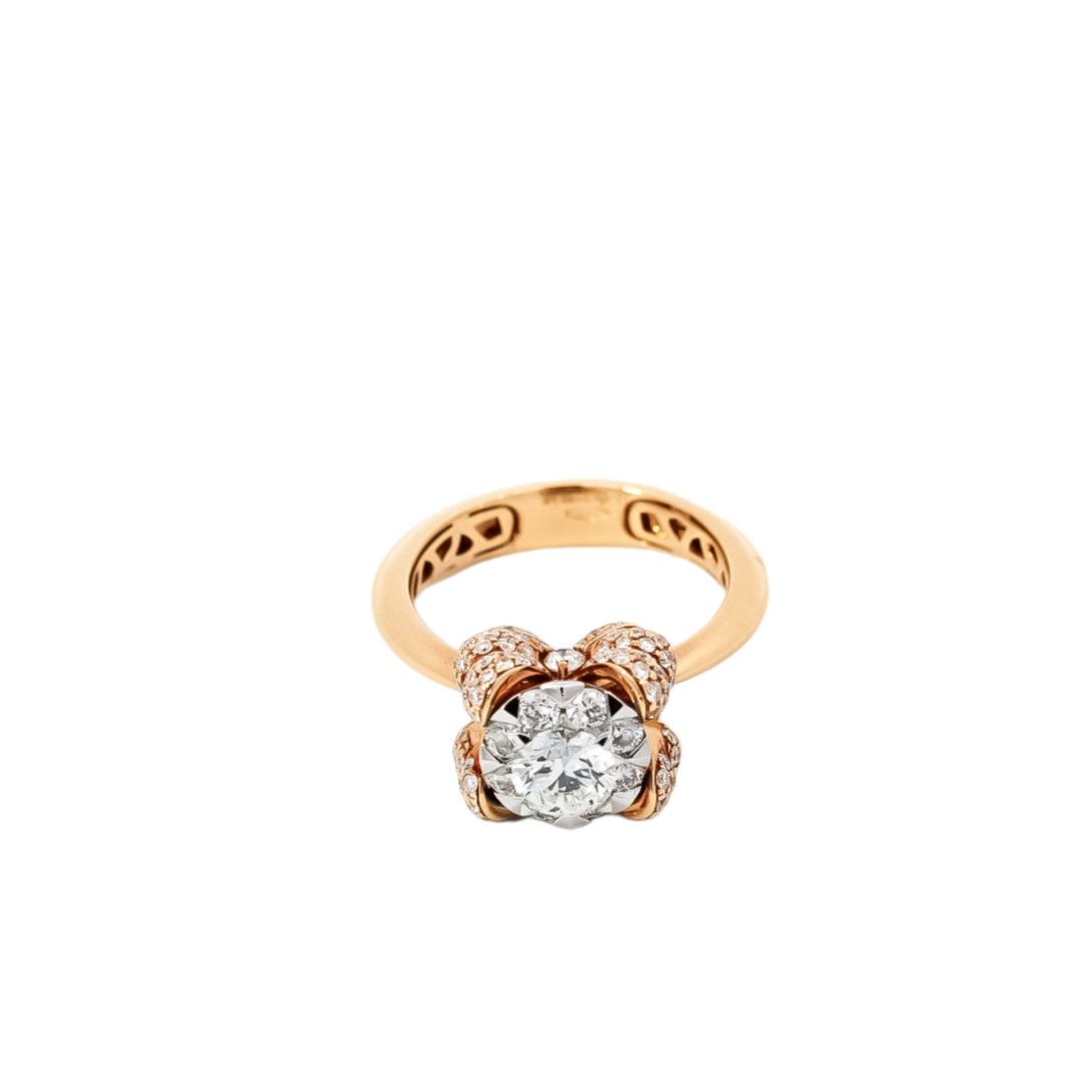 Anillo oro amarillo con diseño de lasos con diamantes y piedra central