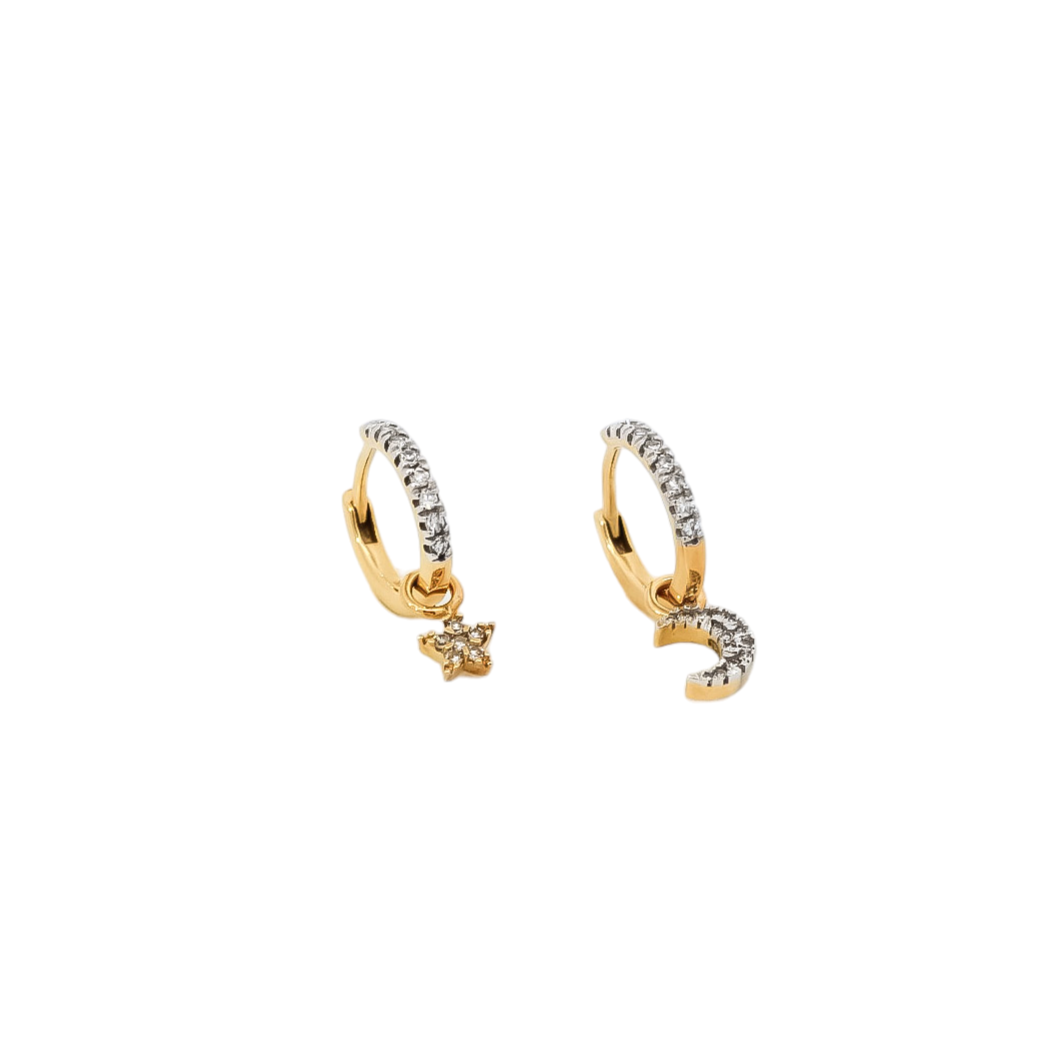 Aretes tipo argollas en oro amarillo 18kt con dijes de estrella y luna diamantadas