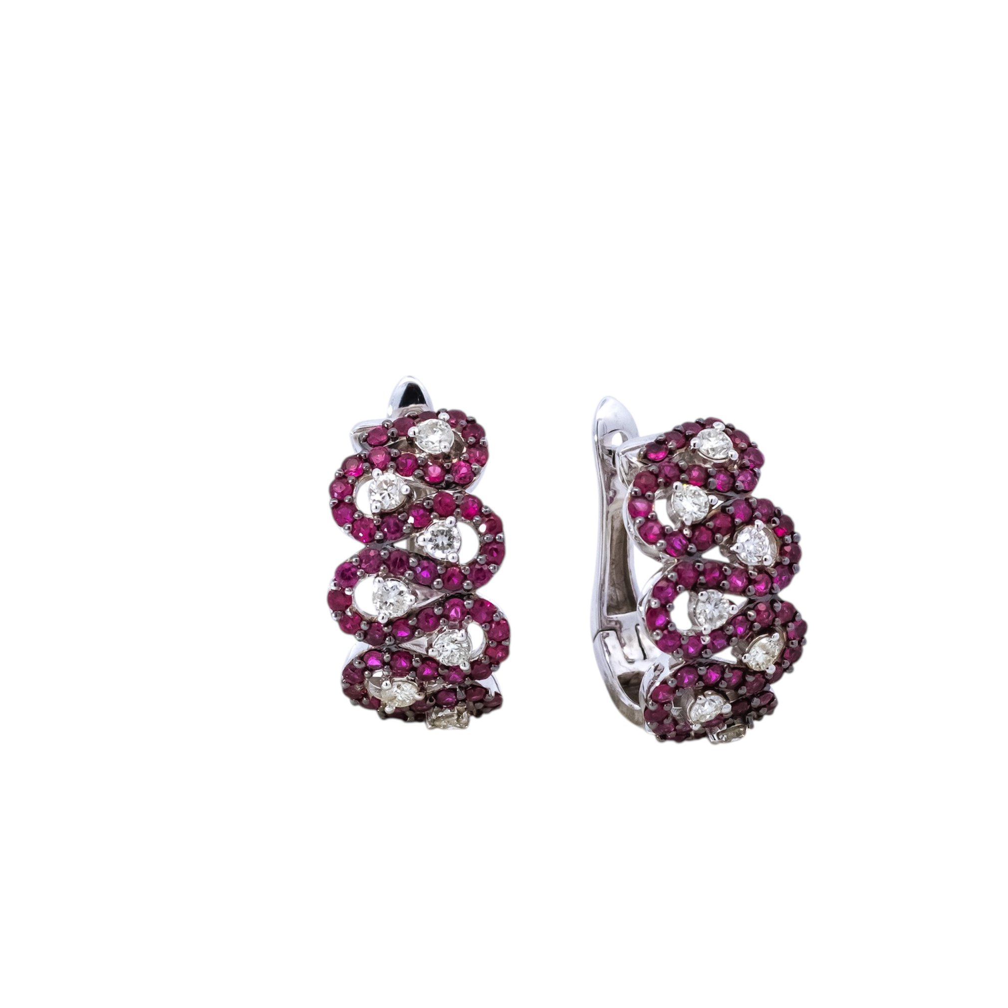 Aretes tipo huggies  oro blanco 18kt con diseño de líneas en rubís y puntos de diamantes