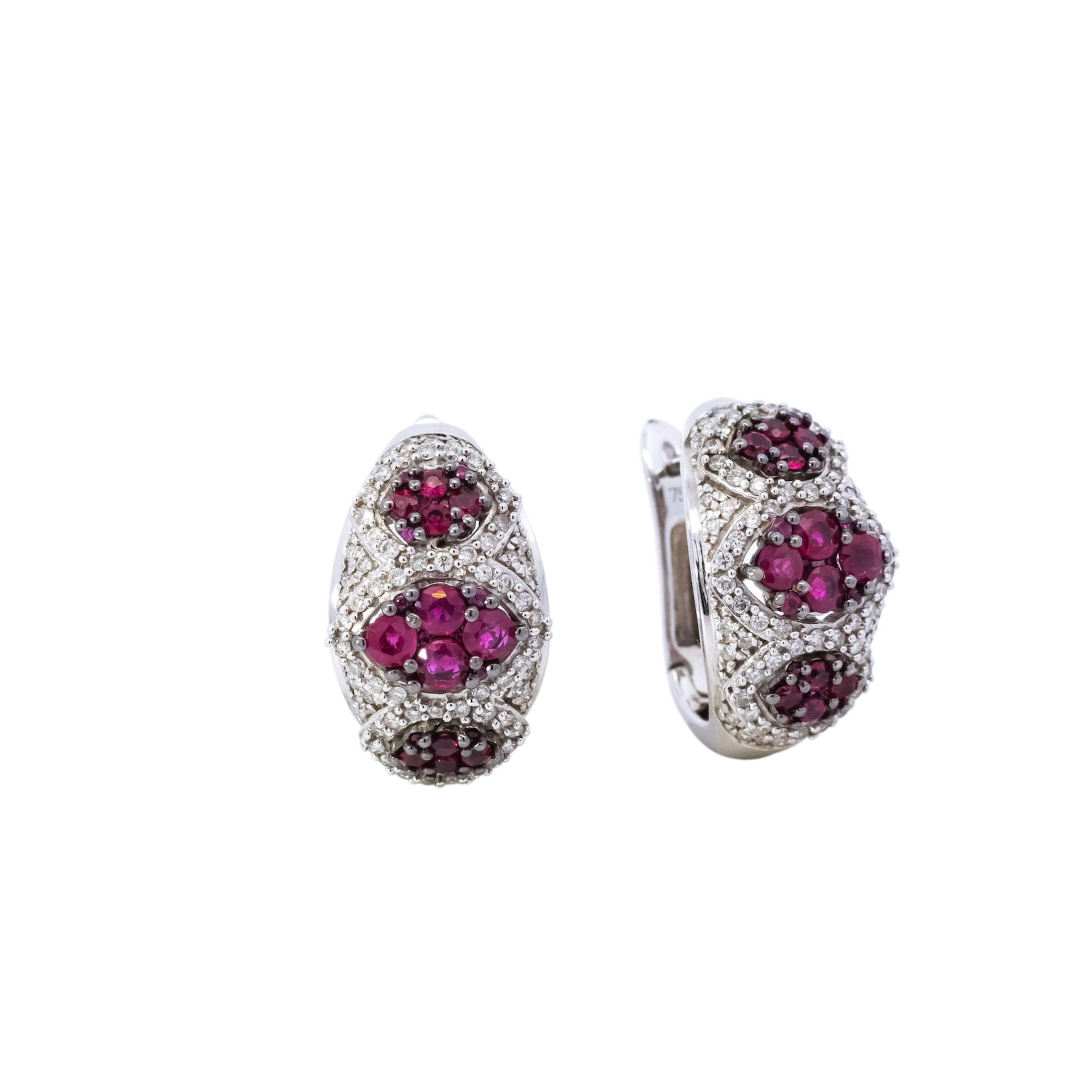 Aretes anchos tipo  huggies  oro blanco 18kt  en diamantes y rubís