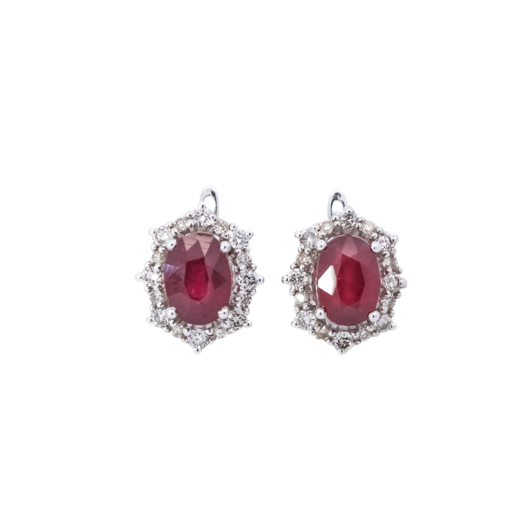Aretes oro blanco 18kt con halo de diamantes y rubís en corte ovalados