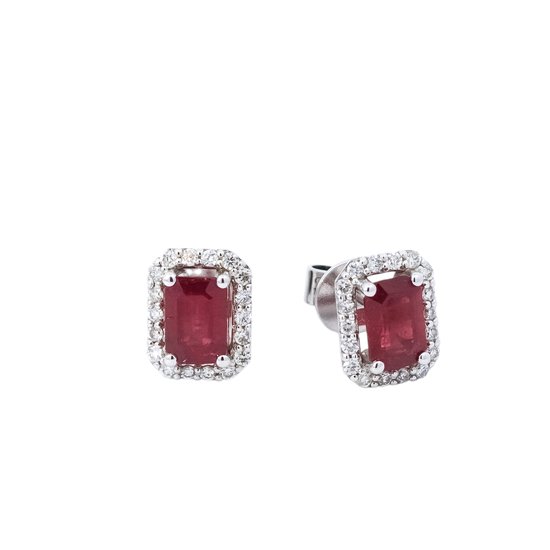 Aretes oro blanco 18kt con halo de diamantes y rubís corte esmeralda