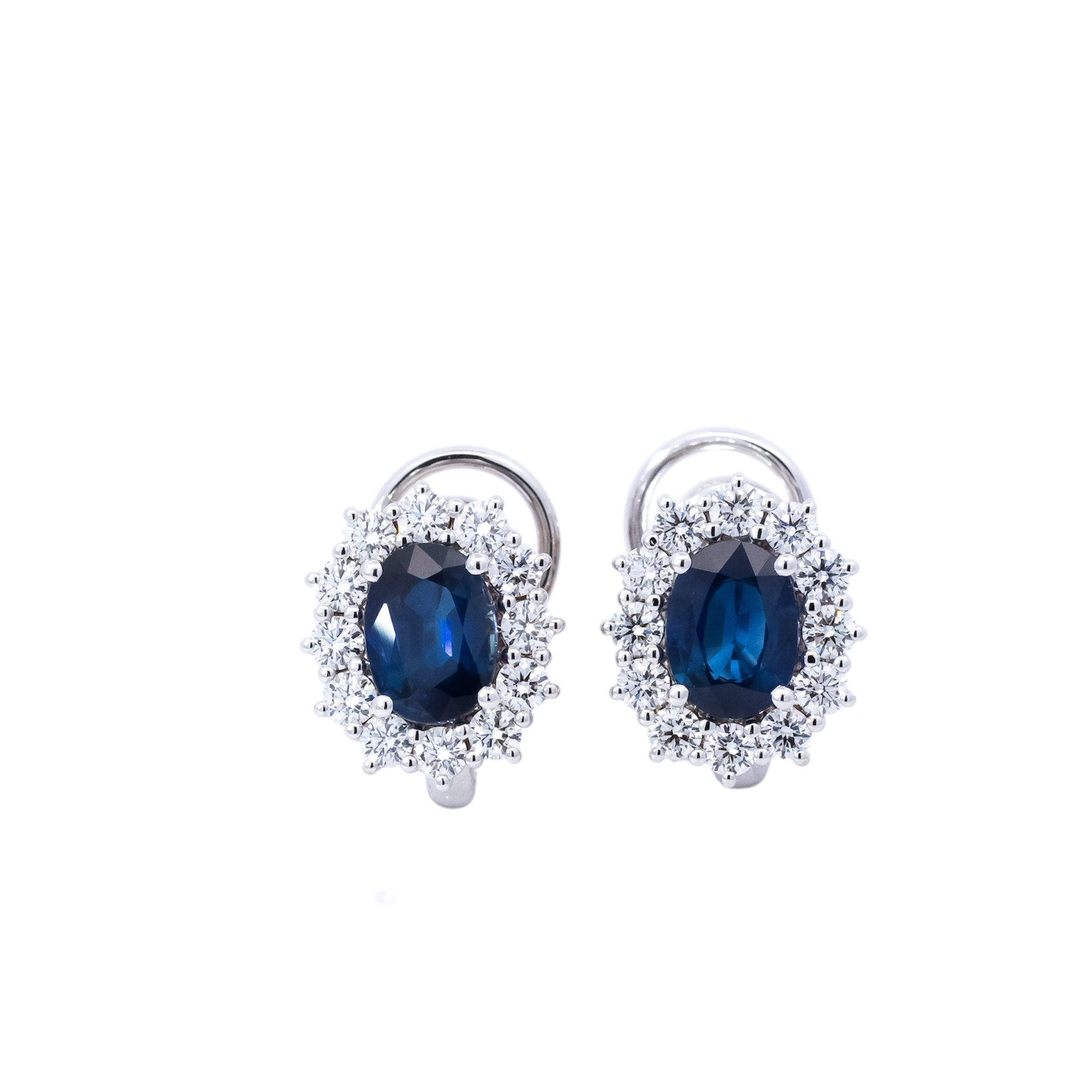 Aretes oro blanco 18kt con halo de diamantes y zafiros ovalados broche omega