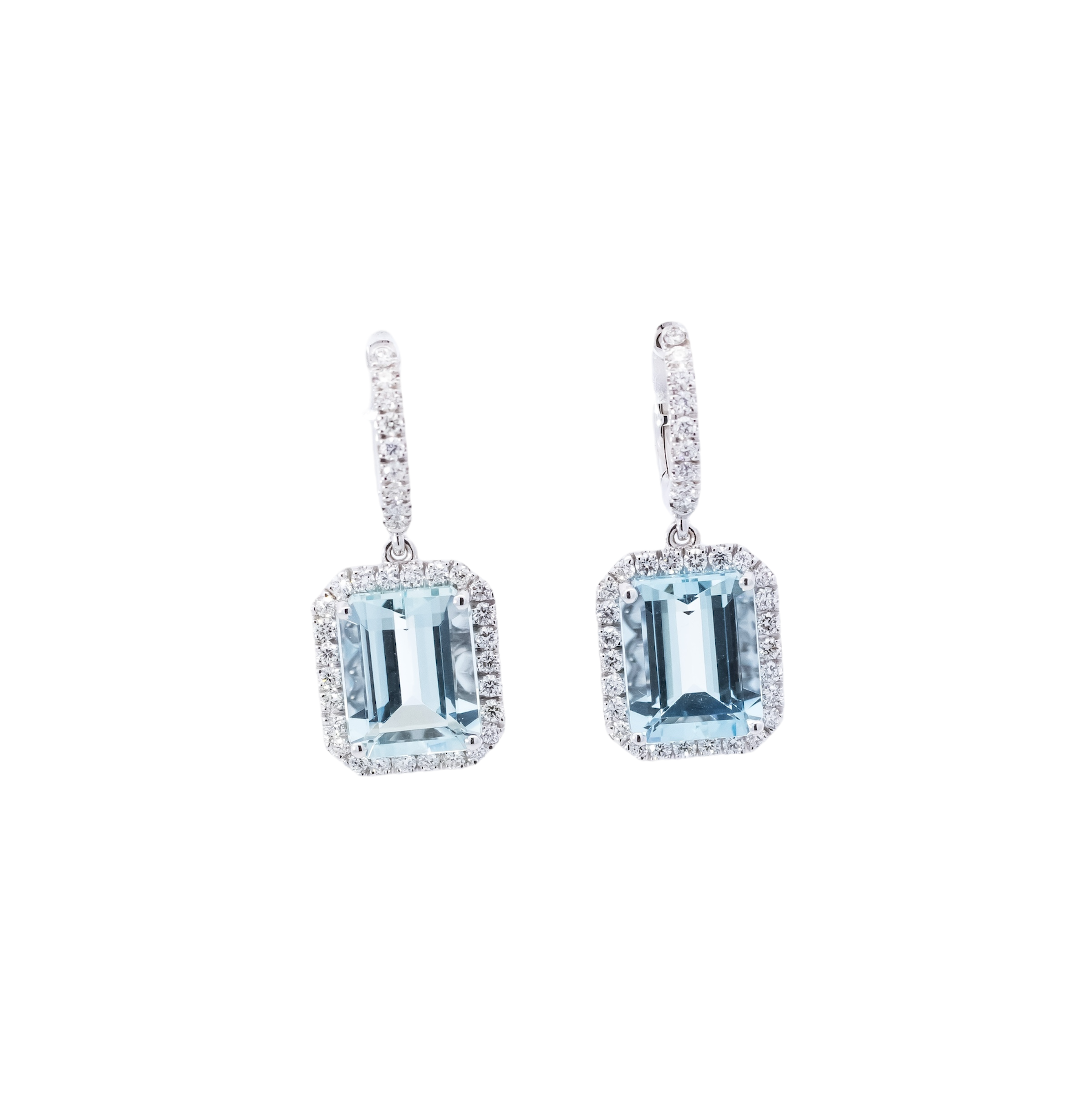 Aretes semi largos oro blanco 18kt con  halo de diamantes y aguamarina corte esmeralda
