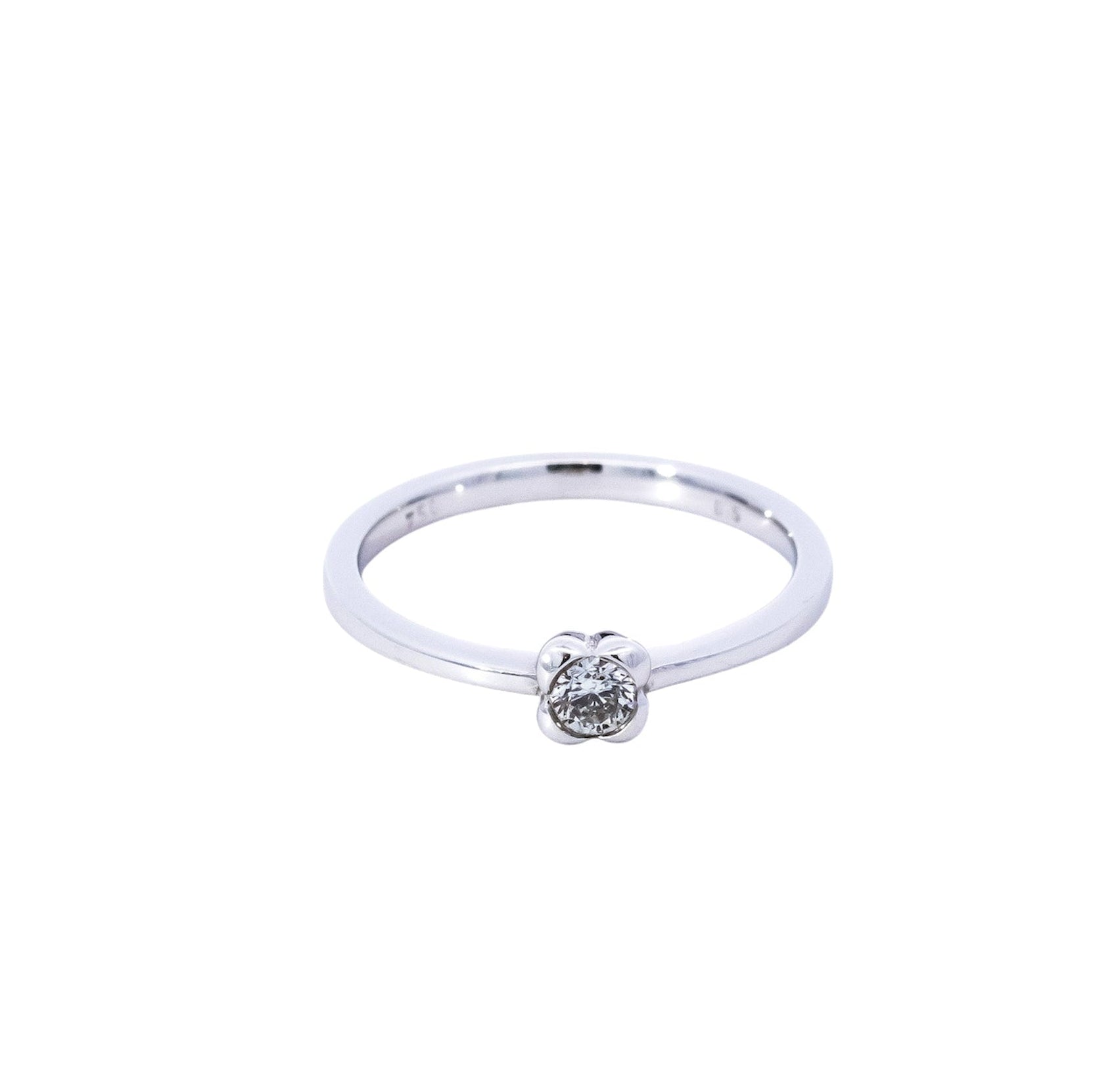 Anillo en oro  blanco 18kt  con un punto de diamante 0.15ct