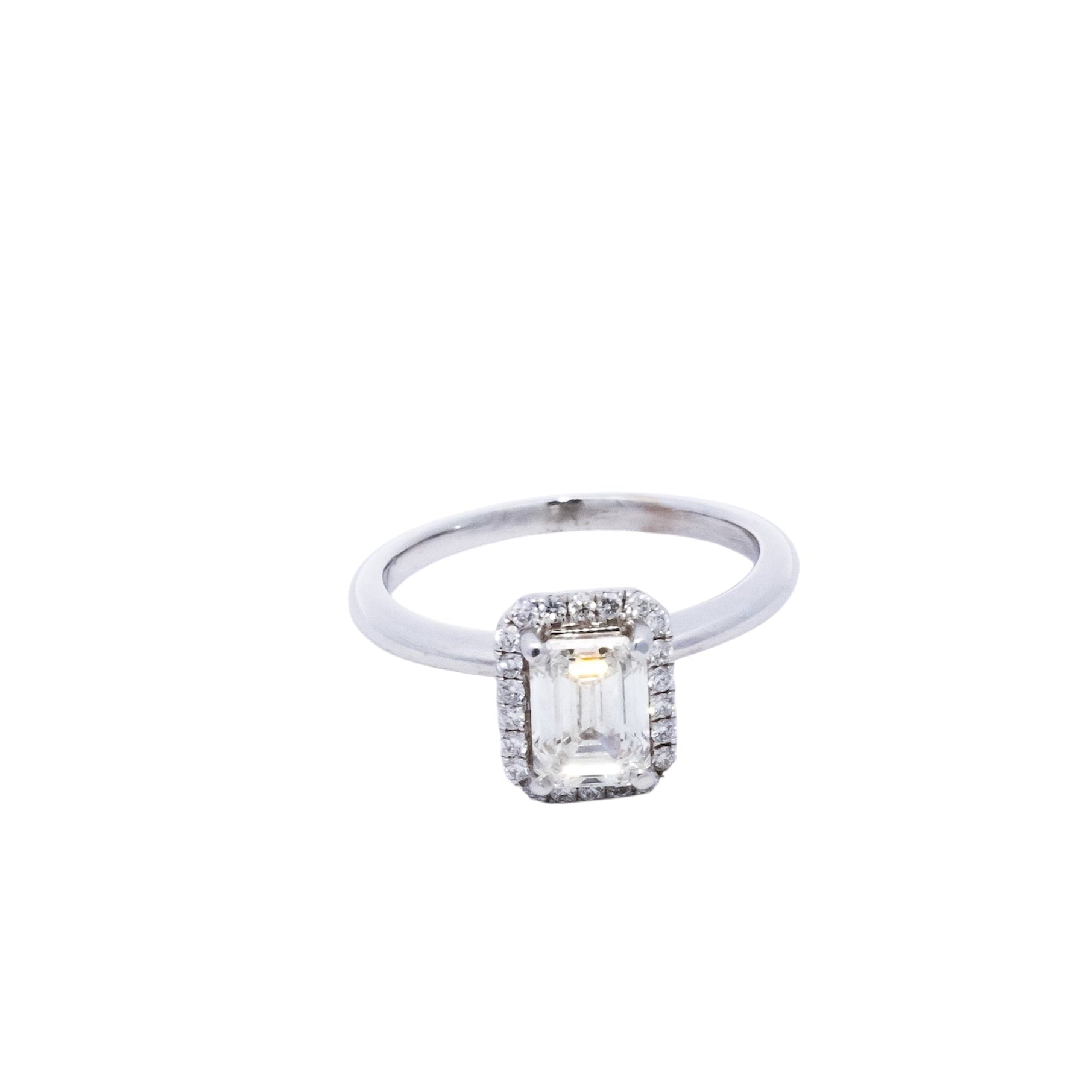Anillo de compromiso oro blanco 18kt con halo de diamantes y diamante central corte esmeralda  1.01ct