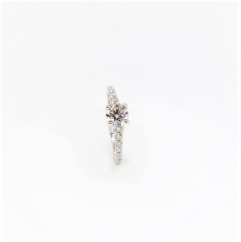 Anillo de compromiso en oro blanco  tipo riviera