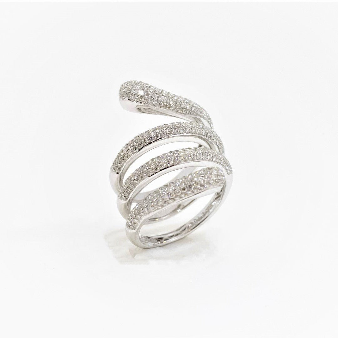 Anillo de cuatro líneas de diamantes en oro blanco